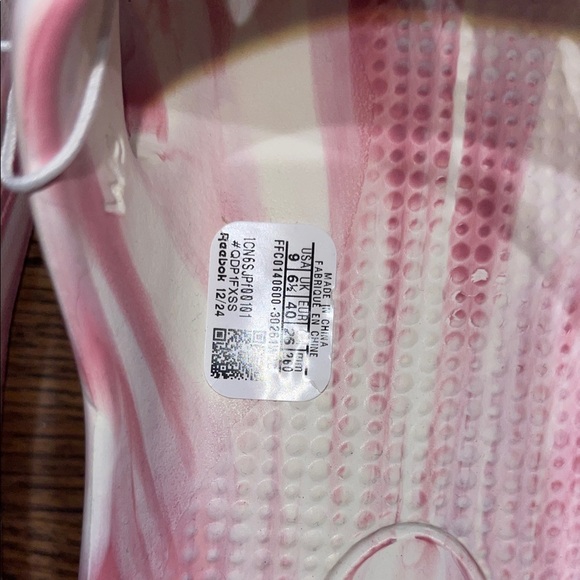 Reebok Stylish Pink and White Tie Dye Women's Recovery Slides Size 9 NWT - Picture 2 of 7